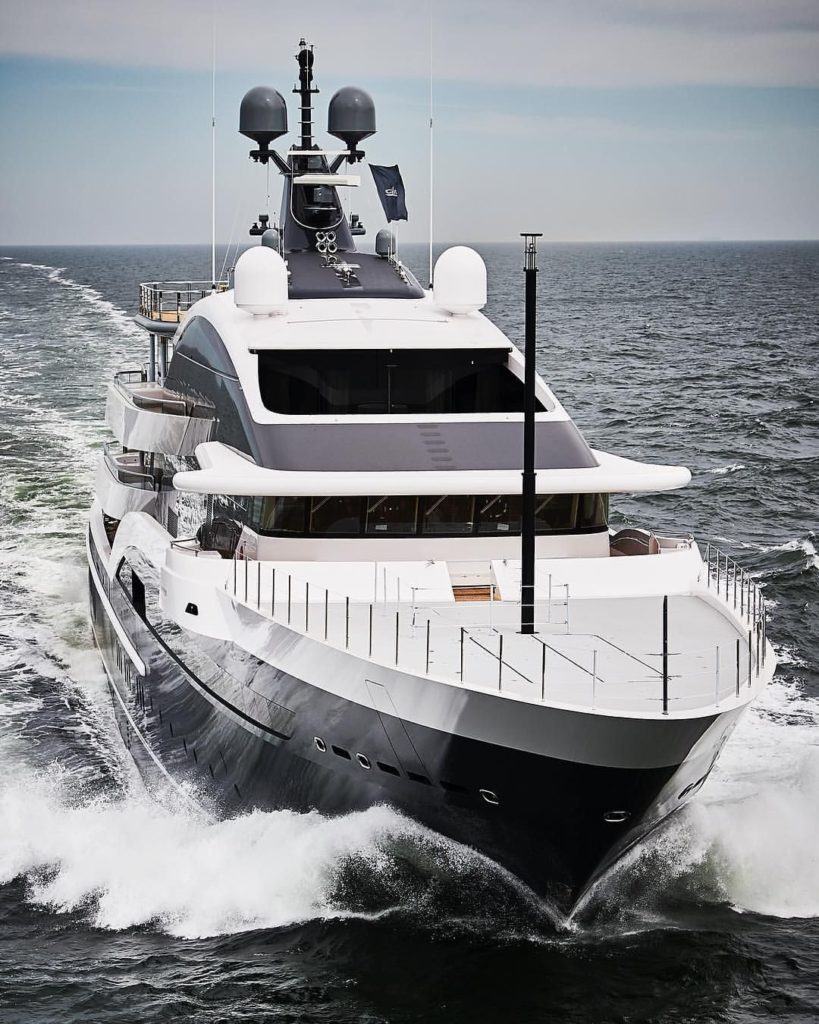 Lux Yachts 323