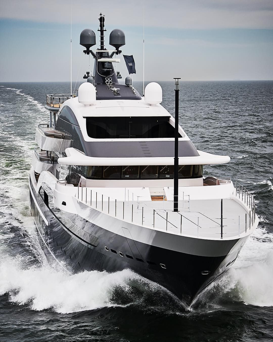 Lux Yachts 323