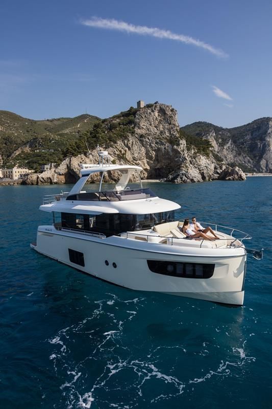 Lux Yachts 537