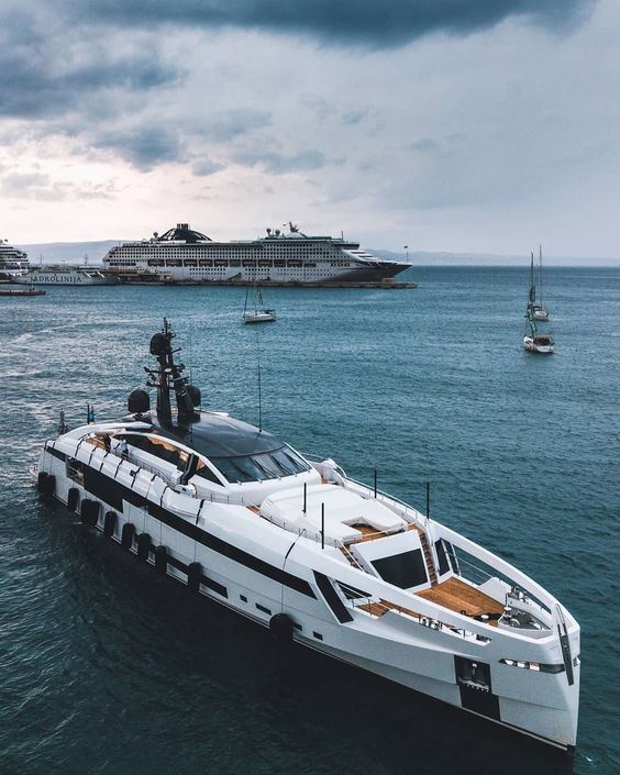 Lux Yachts 685